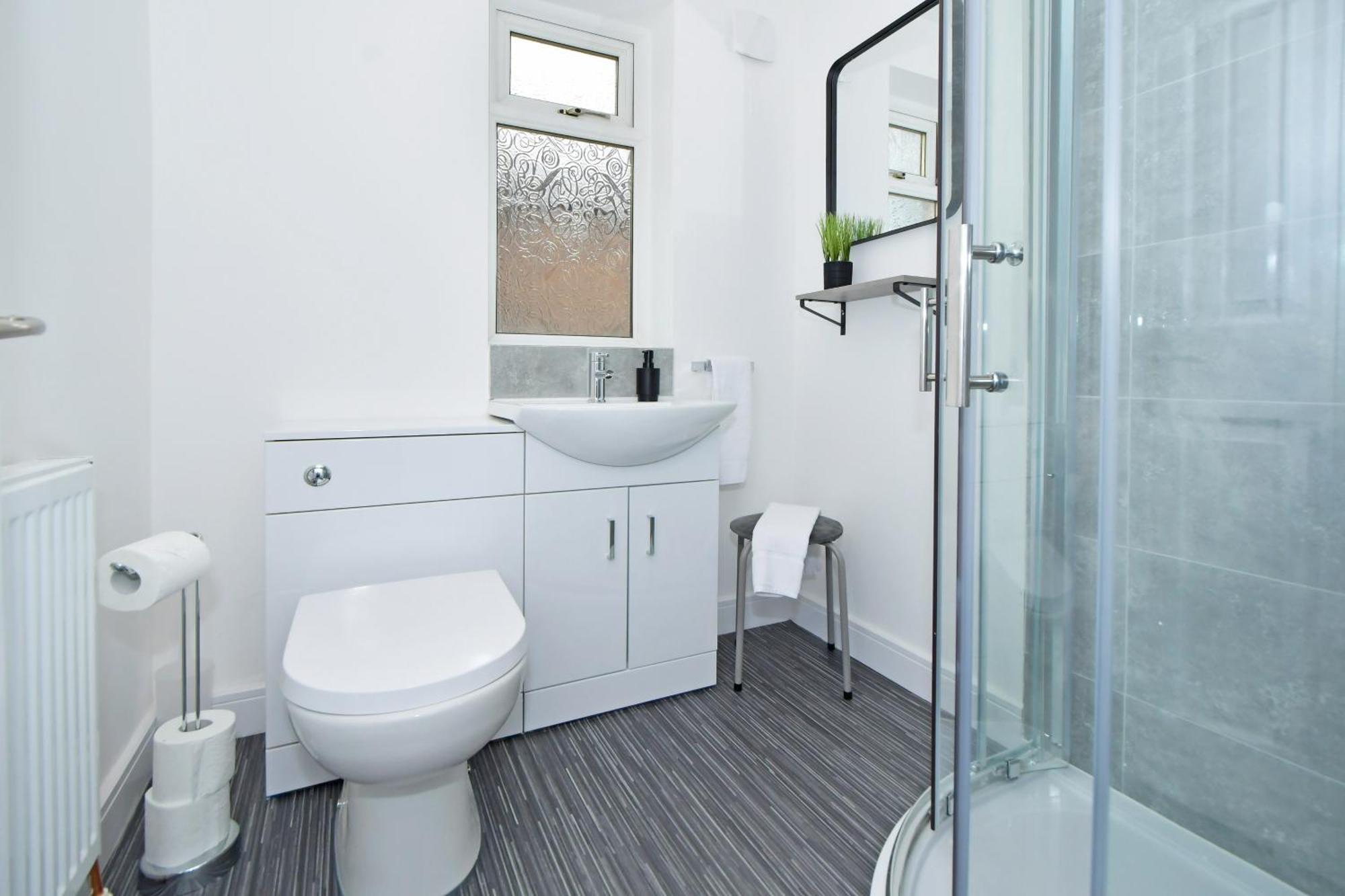 Sapphire Apartments By Yourstays - Luxury 2 Bedroom Apartments In Crewe Esterno foto